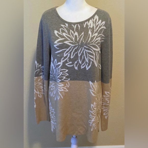 Calvin Klein Knit long Sweater in Gray and tan. White floral. Size M. Dual color - Picture 1 of 13